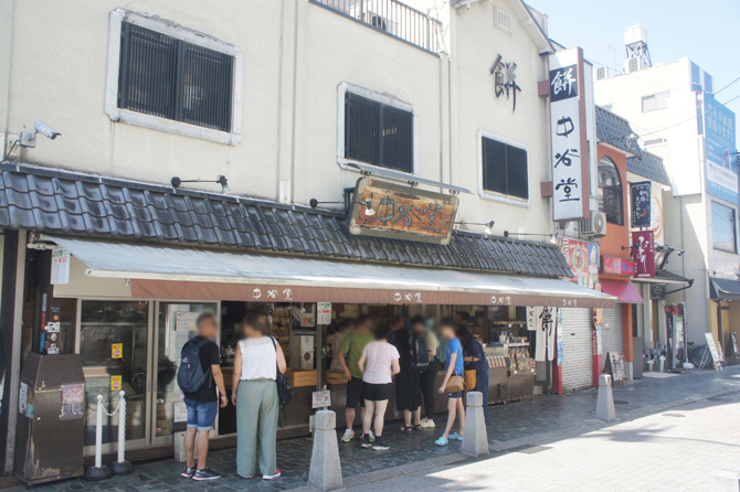 のれんや壁には大きく「餅」の文字が