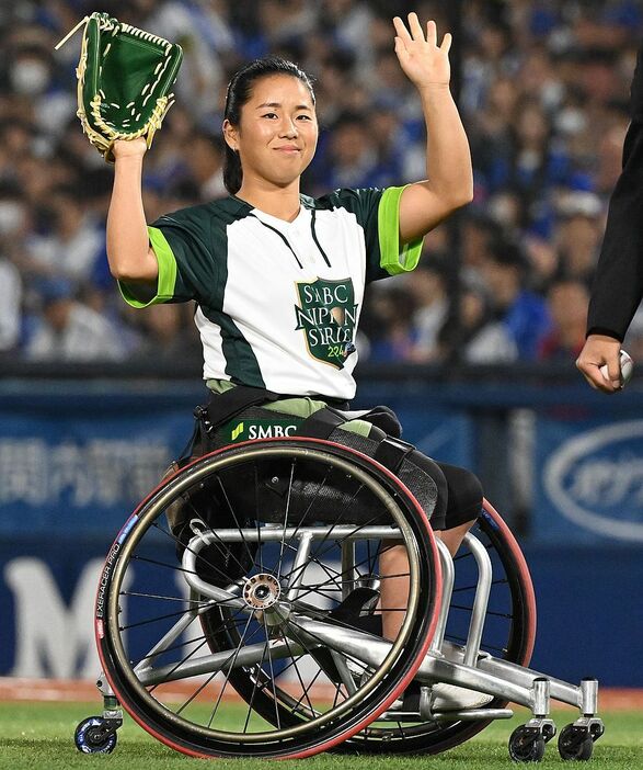 試合前、始球式に登場し、観客に手を振る上地結衣（撮影・穴井友梨）