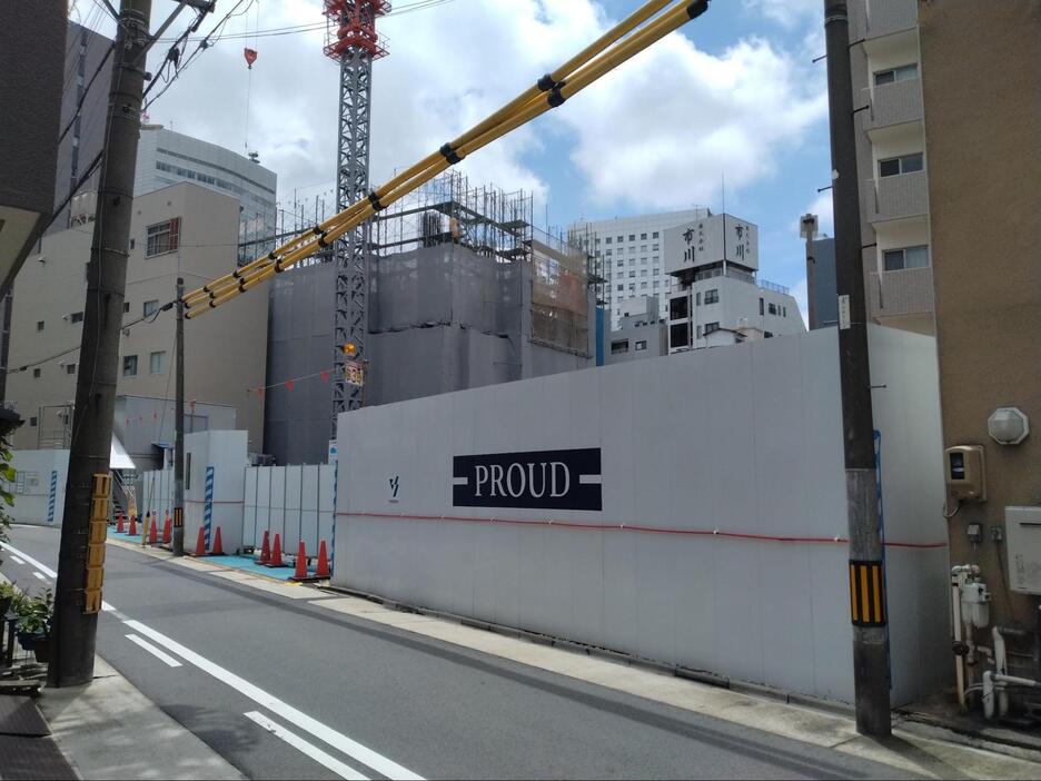 「プラウドタワー名駅」現地北側道路（筆者撮影）