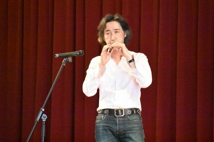 生徒たちに生演奏を披露する東儀秀樹さん＝21日、石垣第二中学校体育館