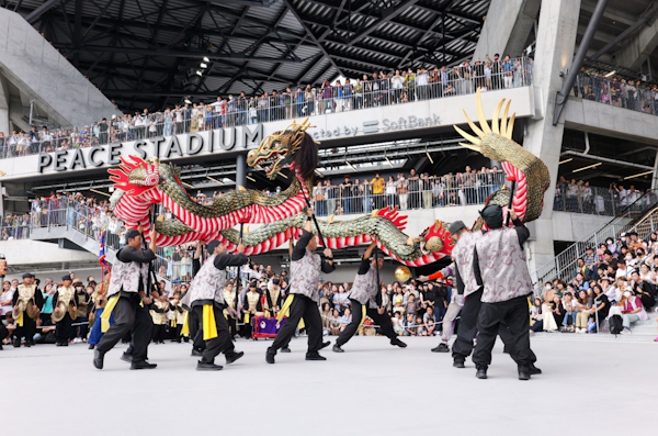 イベントでは長崎市籠町の「龍踊」の演舞も披露した