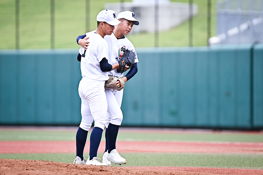 和田の胸をポンとグラブで叩いた洲永【写真：中戸川知世】