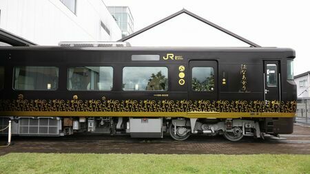 JR西日本の観光列車「はなあかり」（撮影：尾形文繁）