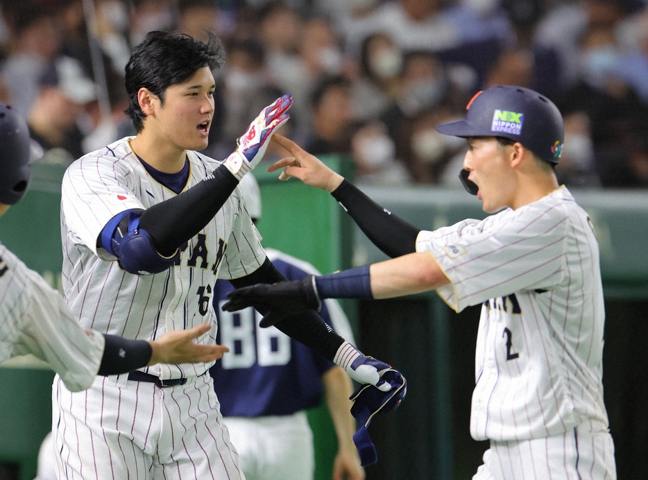 23年WBC準々決勝イタリア戦でハイタッチする大谷（左）と源田