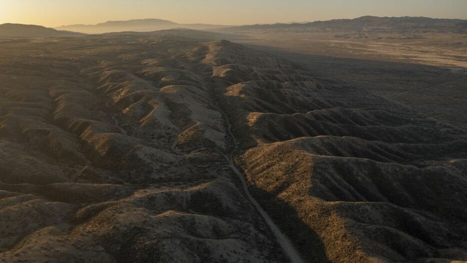 サンアンドレアス断層とエルクホーン断崖を捉えた航空写真＝米カリフォルニア州南部ニュークヤマ