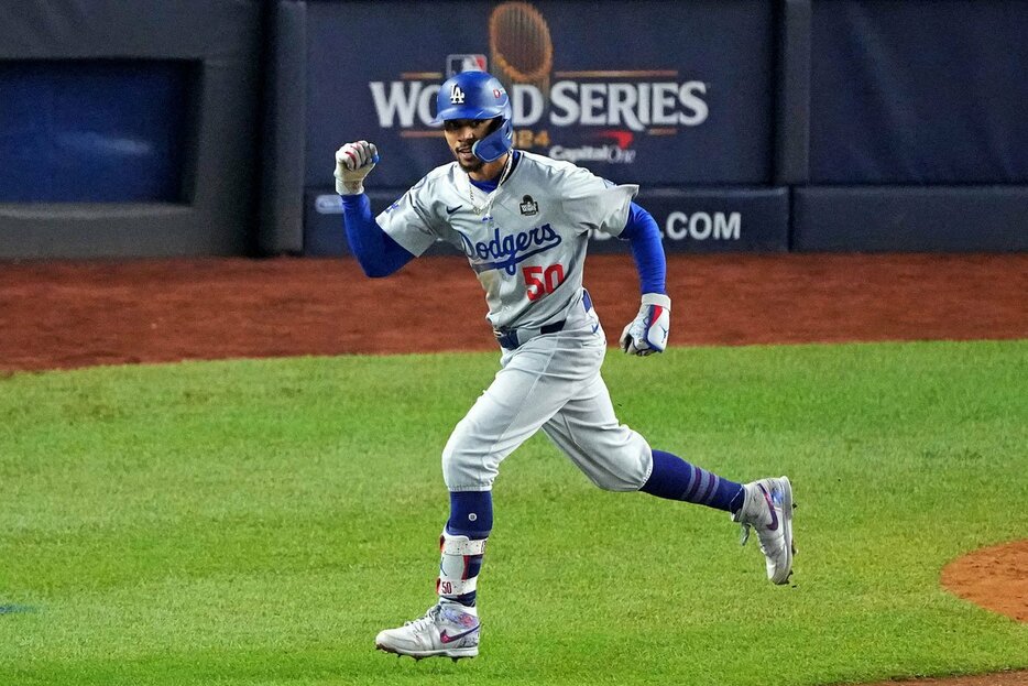 決勝の犠飛を放ちガッツポーズを見せるベッツ（ロイター＝USA TODAY Sports）