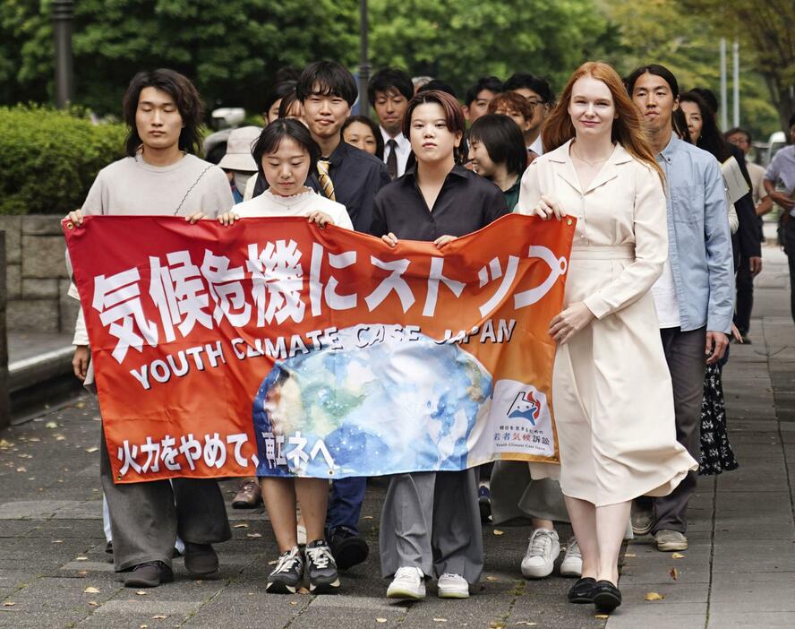 名古屋地裁に向かう原告の宮沢カトリンさん（前列右端）ら＝24日午後、名古屋市