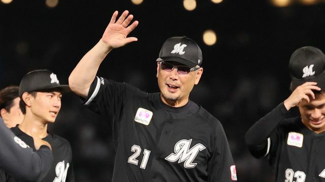 ファイナルステージ進出に王手をかけた吉井理人監督(写真:時事)