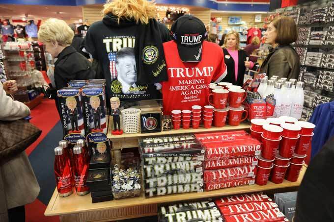 トランプ氏関連のグッズが並んだ土産物店＝2019年3月、アメリカ・ワシントン【時事通信社】