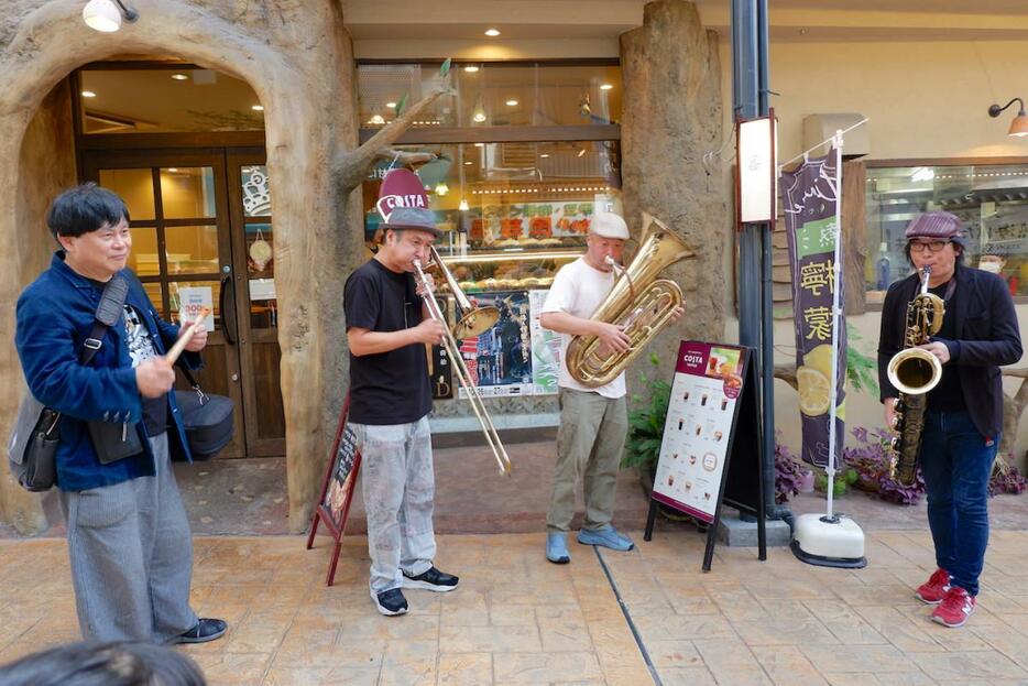 熱海駅前の仲見世商店街での即興演奏の様子