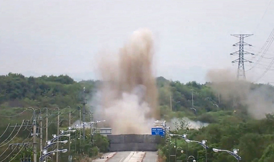 15日、韓国軍が北朝鮮による京義線の道路爆破を捉えた映像の一場面（韓国軍提供・聯合＝共同）