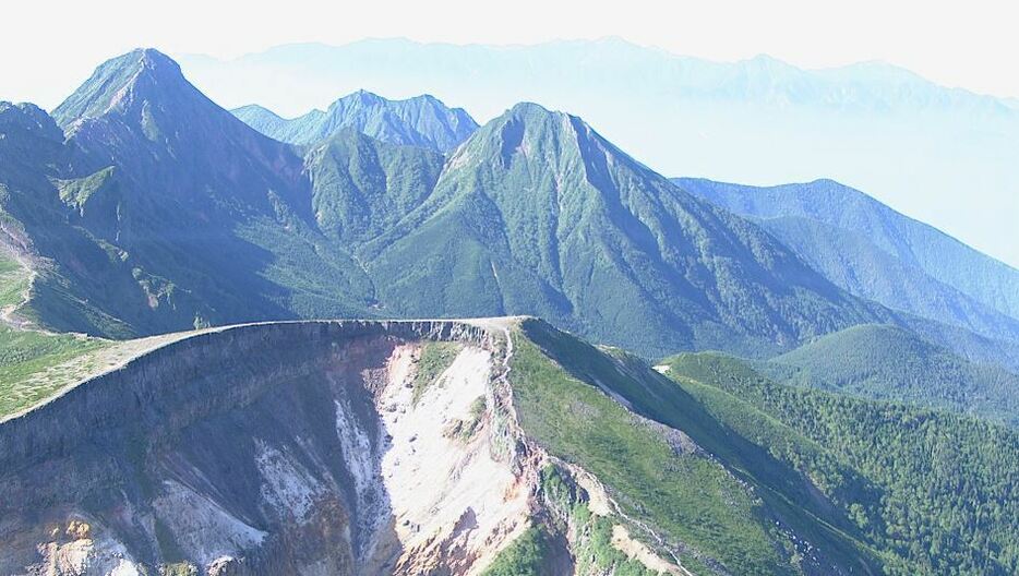 資料：硫黄岳（手前）