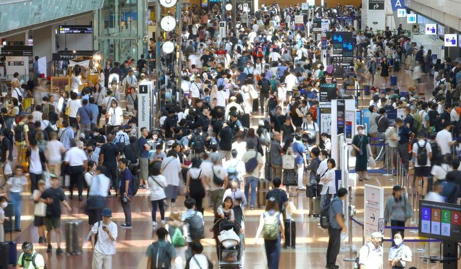 ごった返す空港。インバウンドも為替次第＝東京・羽田空港