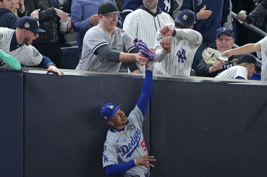 ＭＬＢヤンキースは３０日、ＷＳでドジャースのムーキー・ベッツ外野手（写真）のグラブをつかんでプレーを妨害したヤンキースファン２人に対し、同日第５戦のスタジアム観戦禁止処分を下したと発表した。ニューヨークで２９日撮影（２０２４年　ロイター/USA TODAY Sports）