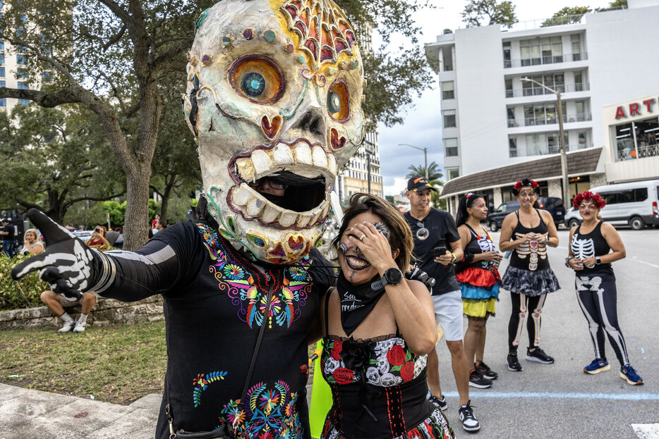 メキシコのお盆に当たる「死者の日」を象徴する骸骨のキャラクター「カトリーナ」の姿で競うリレー大会に参加した人々。１１月の「死者の日」を控え、在マイアミ・メキシコ総領事館が開催した＝２６日、米フロリダ州