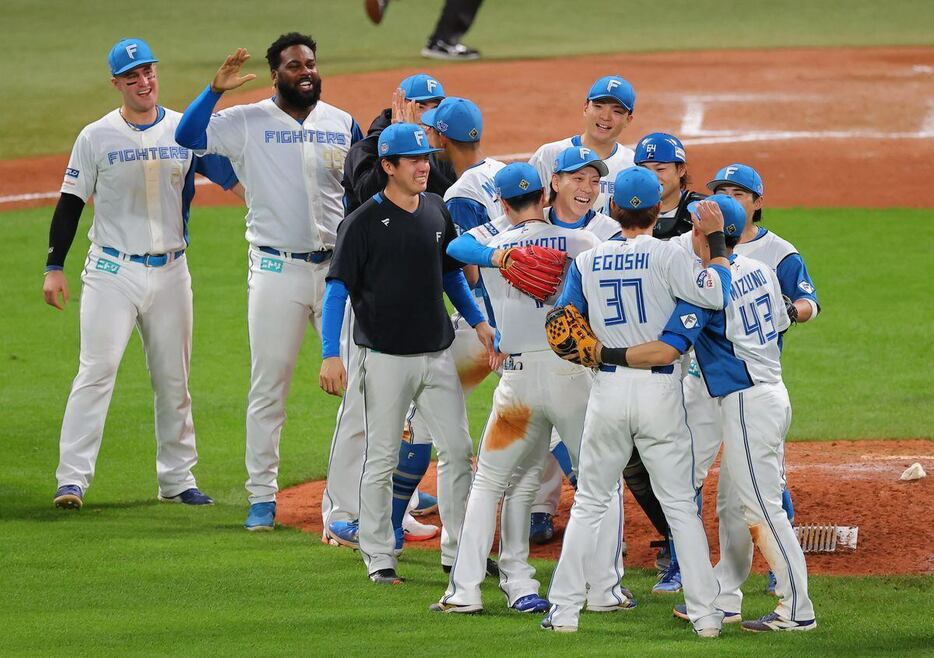 ロッテに勝利して歓喜する日本ハムの選手たち　＝エスコンフィールド北海道（撮影・福島範和）