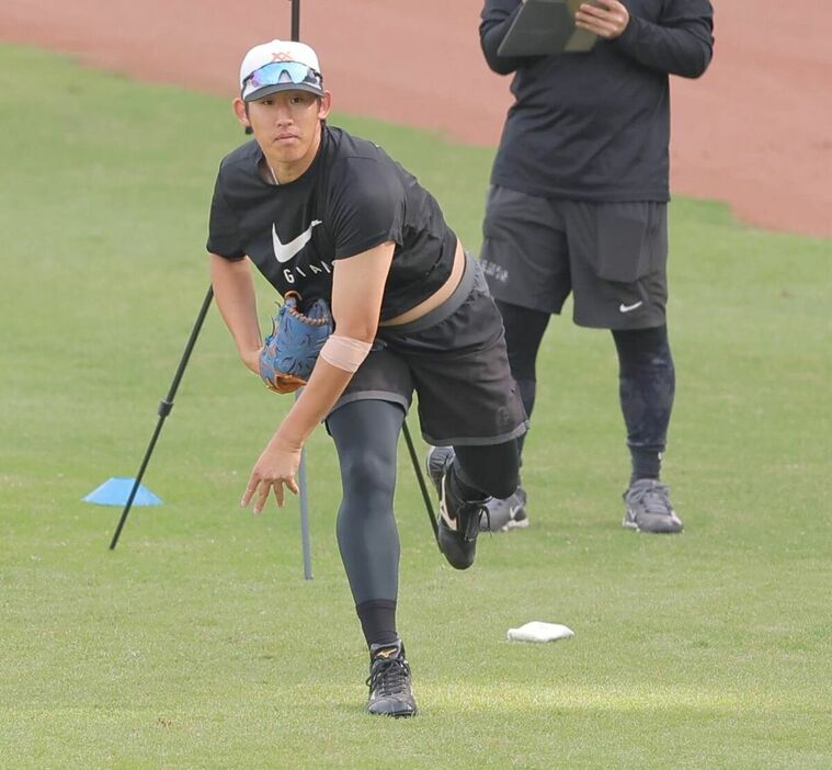 キャッチボールをする石田隼都（カメラ・相川　和寛）