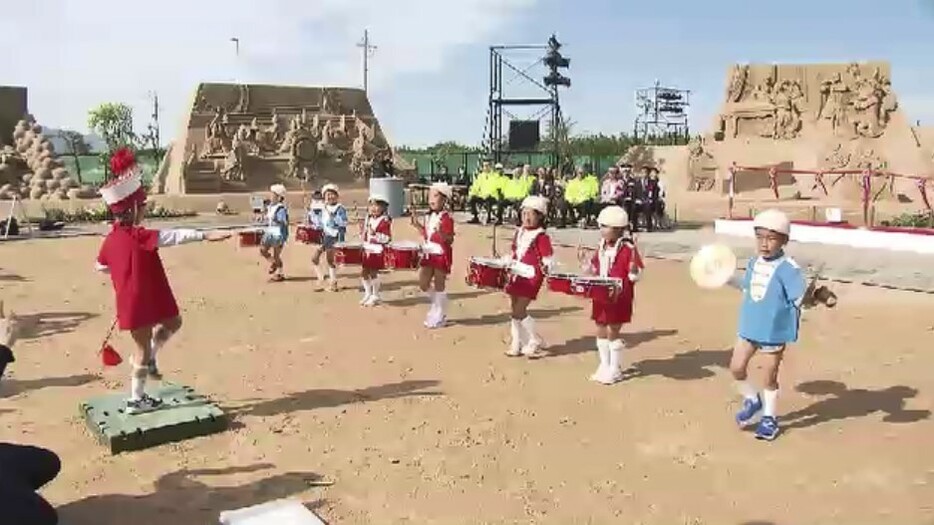 地元の園児たちが開幕を盛り上げ