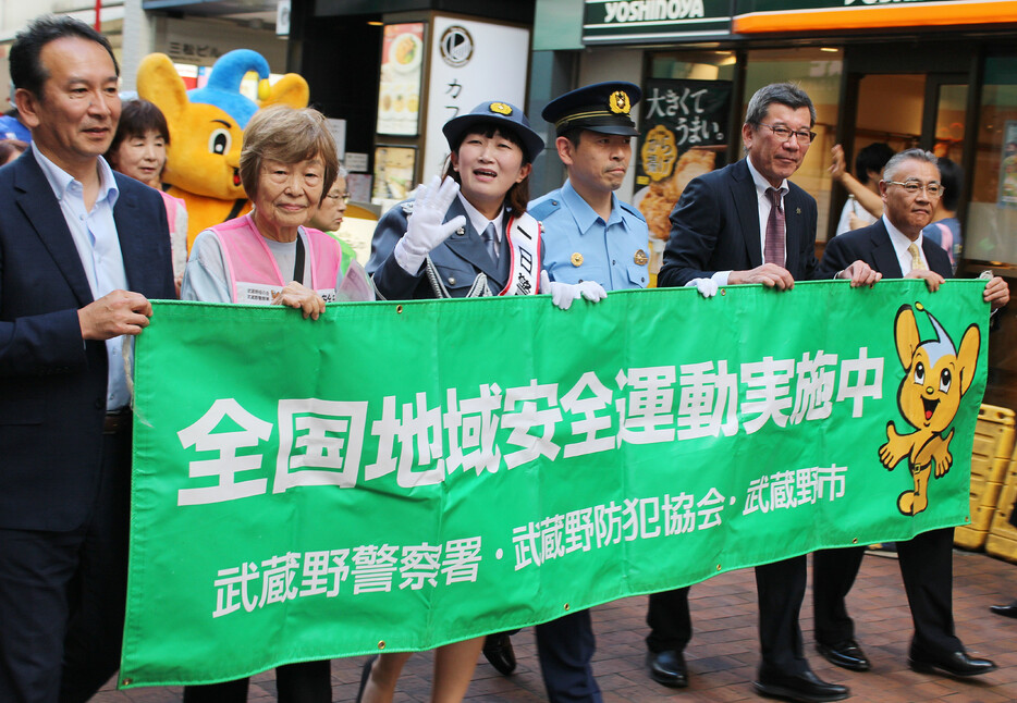 警視庁武蔵野署は１２日、お笑いコンビ「たんぽぽ」の川村エミコさんを一日署長に任命し、東京都武蔵野市内で防犯パレードを行った。川村さんは「詐欺に気をつけて。おいしい話はありません」と呼び掛けた。