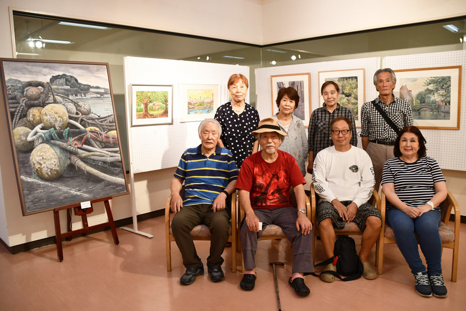 作品を出品している会員と今井さん（前列左から2人目）＝鴨川