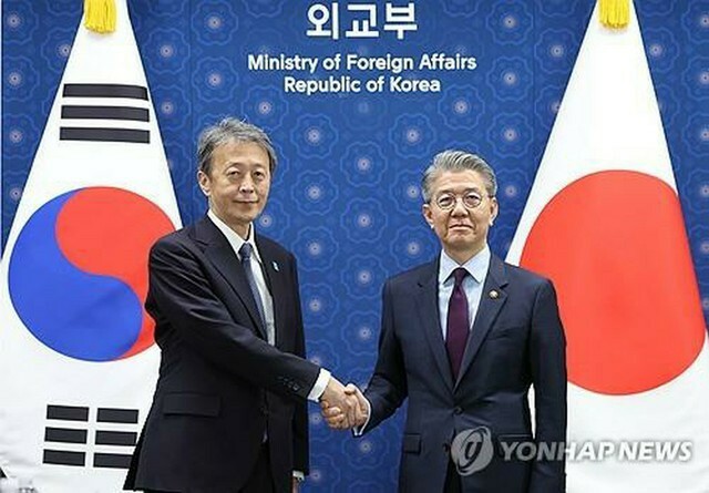 会談前、握手を交わす韓国外交部の金烘均第1次官（右）と日本の岡野正敬外務事務次官＝17日、ソウル（聯合ニュース）