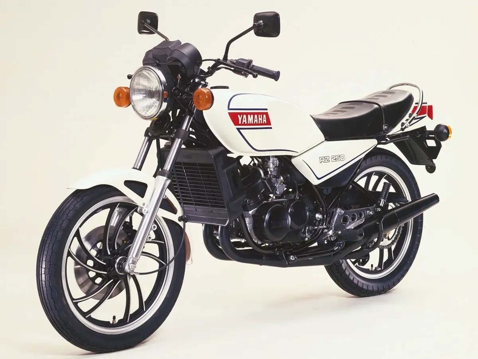 市販レーサーTZと同じボア×ストロークを持つ水冷2ストロークエンジンを搭載した4L3型RZ250は、本格的なレーサーレプリカの先駆けと言えた。