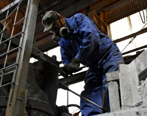 鋳物の製造工場で働く男性社員（１５日、埼玉県川口市で）