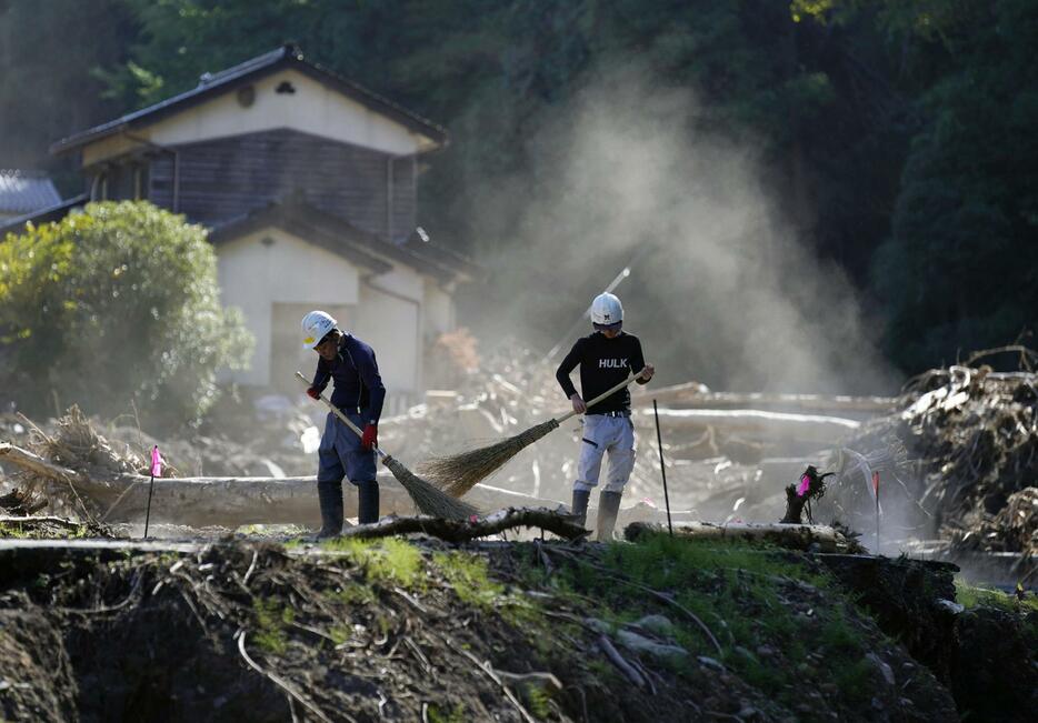 記録的豪雨から1カ月となった石川県輪島市久手川町で続くがれきなどの撤去作業＝21日午前