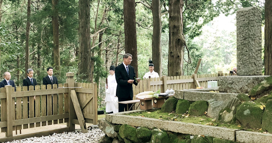 墓前祭で玉串をささげる参列者たち＝山室町の奥墓で