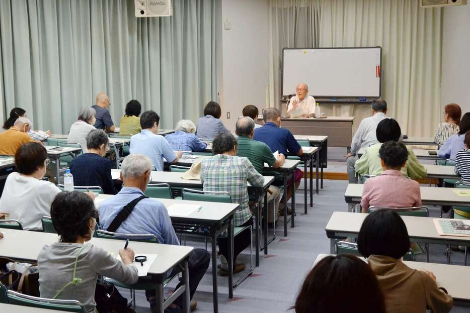 椋鳩十と戦後の追放図書の関係をテーマに行われた講演会＝鹿児島市のかごしま近代文学館