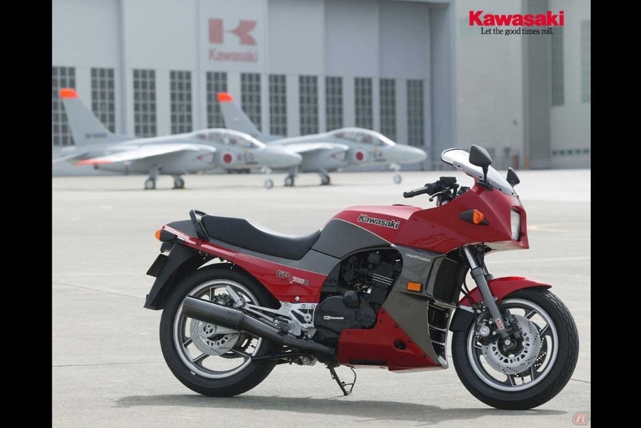 カワサキが1994年に発売した「GPZ900R」。背景のジェット機はブルーインパルスでもお馴染みのT-4練習機