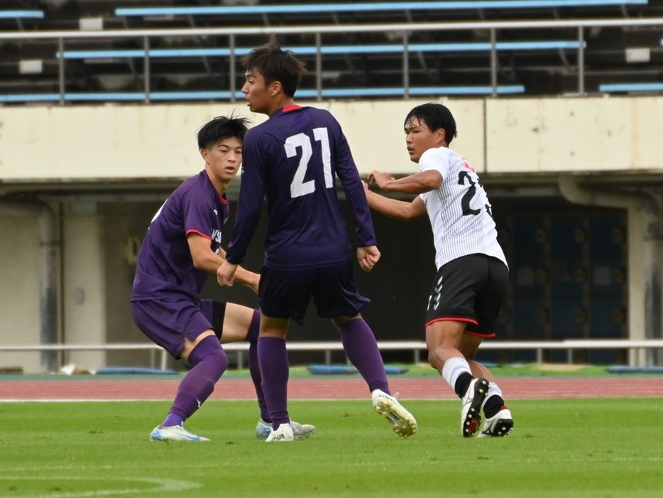 先発でマッチアップしたMF山村朔冬(右)とFW堀颯汰(中)(Koyo KODAMA/GEKISAKA)