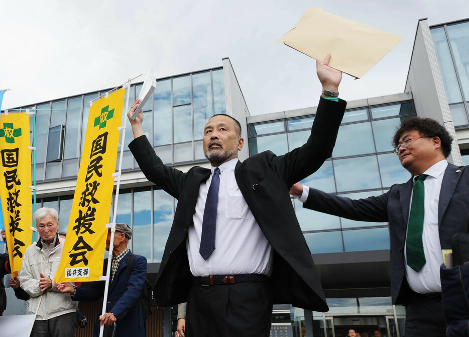 福井女子中学生殺害事件の再審開始が認められ、喜ぶ前川彰司さん（右から２人目）ら＝２３日午前、金沢市