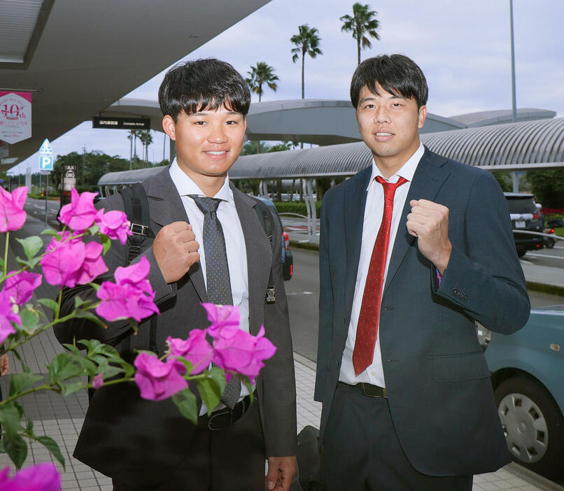 侍ジャパン合流のため宮崎ブーゲンビリア空港に到着した阪神森下（左）と阪神才木は写真撮影に応える（撮影・上山淳一）