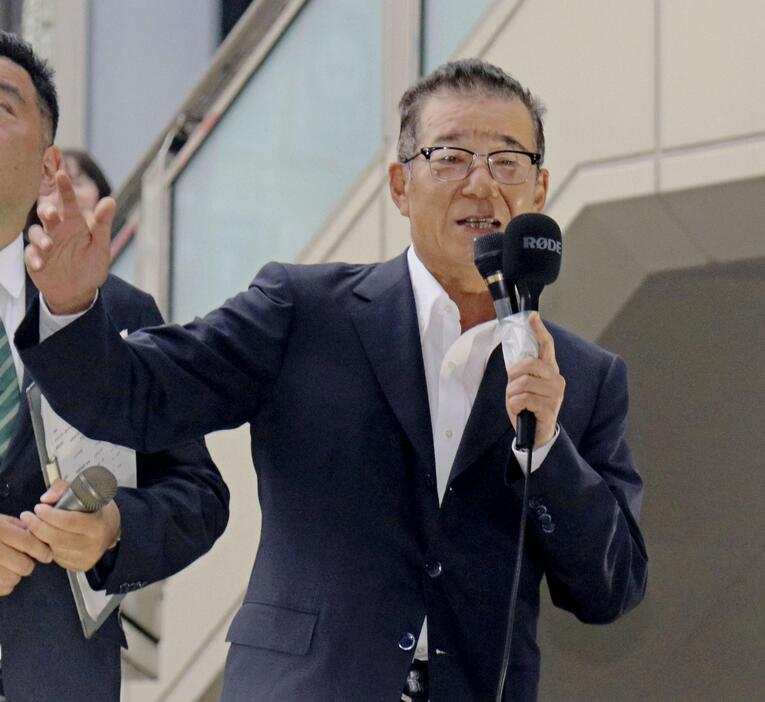 萩生田光一氏の応援演説に立つ日本維新の会前代表の松井一郎前大阪市長＝19日午後、東京都八王子市