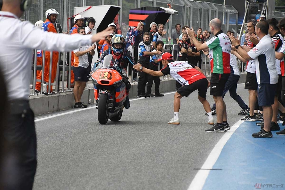 ピットレーンに戻って来たとき、MotoGPクラスに参戦する中上貴晶選手とタッチを交わす。小椋選手は2025年にはMotoGPライダ－になり、中上選手は引退となる、そんな2人だ