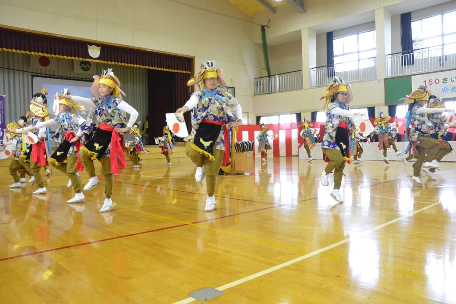 祝舞として「沢田っ子鶏舞」を披露する児童