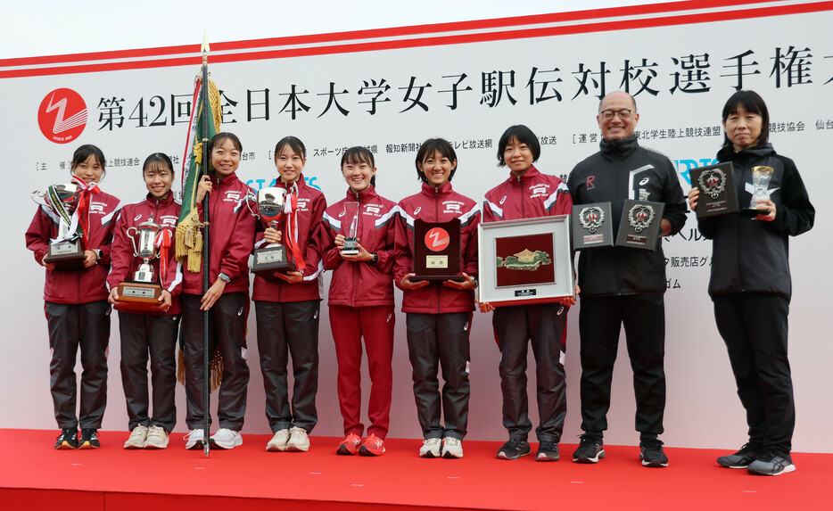 第４２回全日本大学女子駅伝対校選手権は２７日、弘進ゴムアスリートパーク仙台発着の６区間３８キロのコースで行われ、立命大が２０１５年以来９年ぶりの優勝を果たした。