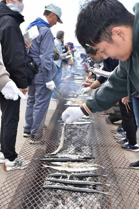 50㍍×2の焼き台には旬のサンマを味わう大勢の人出であふれた