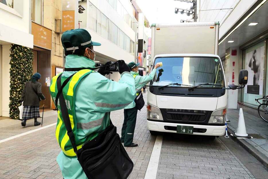 駐車監視員による放置車両違反は違法車両確認標章をフロントガラスに貼りつけた瞬間に成立する。