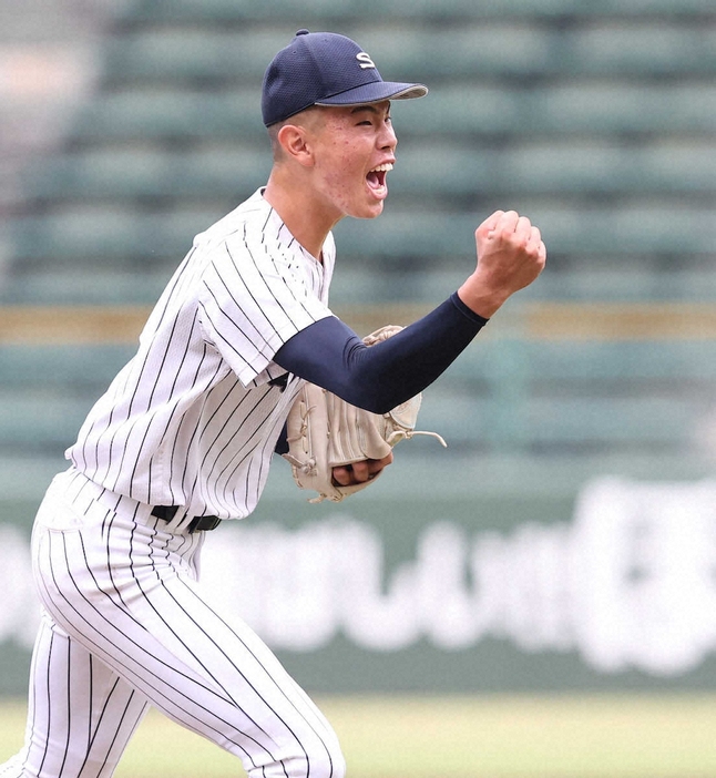 秋季近畿大会＜大阪桐蔭・滋賀学園＞勝利し、ガッツポーズする滋賀学園・長崎（撮影・須田　麻祐子）