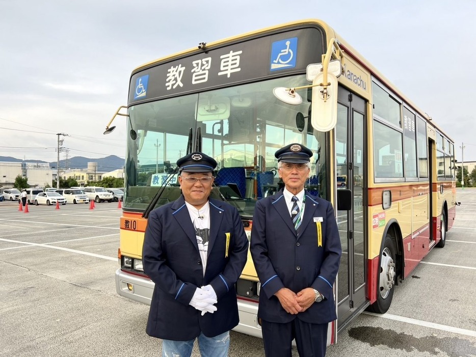 路線バスの運転士の訓練に挑戦する伊達みきお（左）