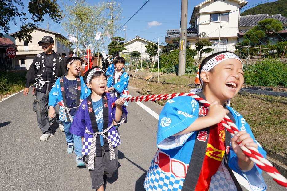 「わっしょい」の掛け声で元気に神輿を引く子どもたち＝2024年10月14日午前9時47分、兵庫県丹波篠山市今田町本荘で