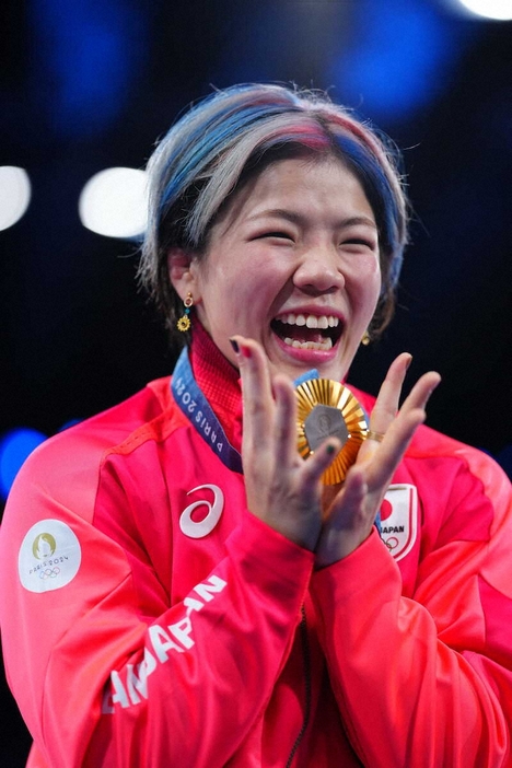 パリ五輪・レスリング女子76キロ級で金メダルを獲得した鏡優翔