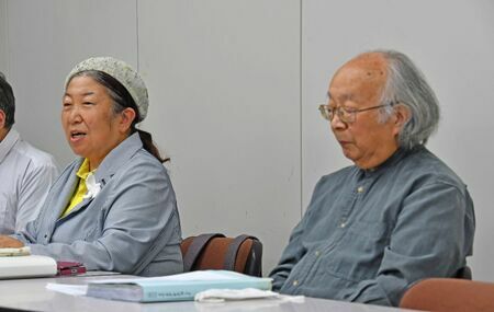 会見を開いた「みんなでSTOPオスプレイ佐賀」の山下明子共同代表（左）と力久修共同代表＝佐賀県庁