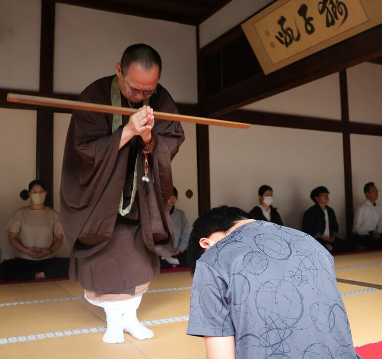 警策を打たれる前に礼をする少年（手前）＝大津市園城寺町・園城寺