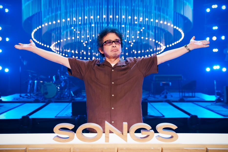 11月7日放送『SONGS』番組ロゴ前での奥田民生