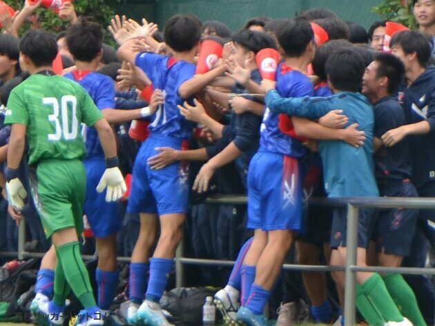 ゴールを喜ぶ浦和東の選手と応援団(写真=河野正)