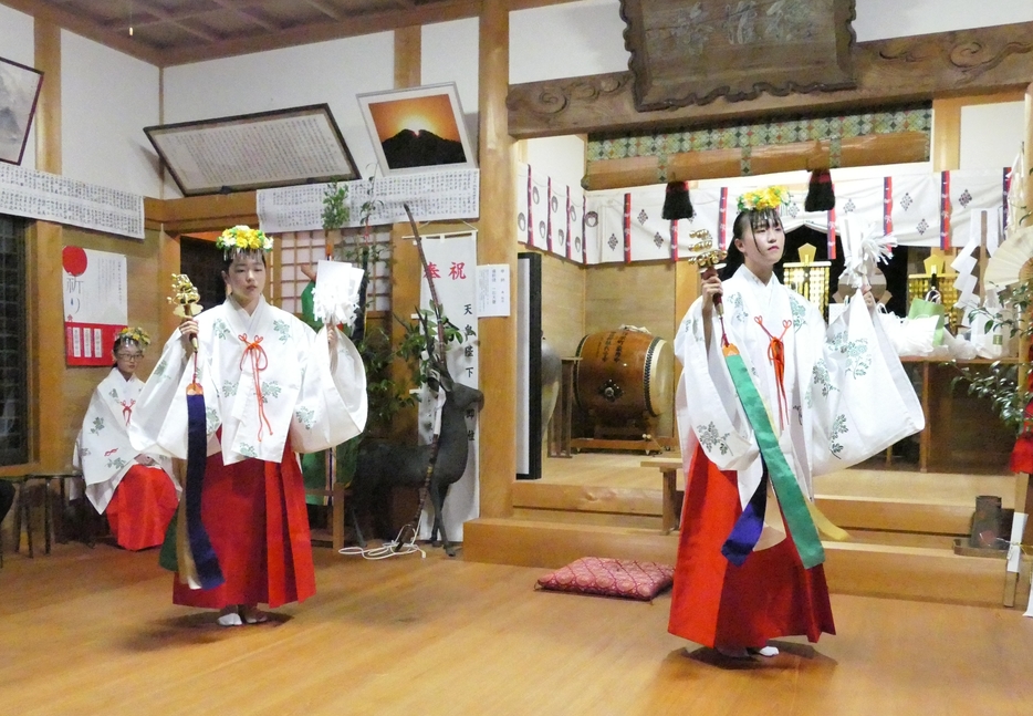 神前で神楽を奉納する地元の女の子たち=岡山県美作市で