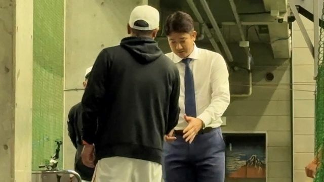 巨人・阿部監督と握手を交わす菅野智之投手